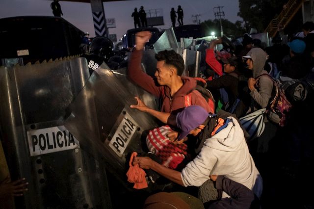 VIDEO: Caravana migrante llega a la Ciudad de México tras enfrentamiento con policías