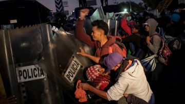 Caravana migrante llega a Ciudad de México tras enfrentamiento con policías y visita a la Basílica de Guadalupe