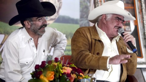 Vicente Fernández junto a su hijo Vicente Fernández Jr.