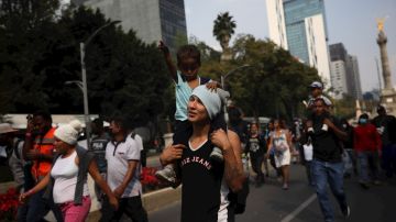 Caravana migrante acuerda ser trasladada en autobuses de la Ciudad de México al norte del país