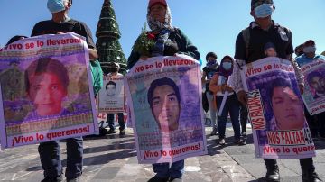 Familiares de los 43 estudiantes desaparecidos de Ayotzinapa protestan en la Basílica de Guadalupe
