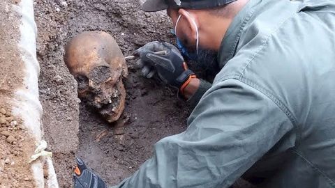 Arqueólogos encuentran 17 entierros del siglo XIX frente a cementerio de la Ciudad de México