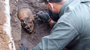 Arqueólogos encuentran 17 entierros del siglo XIX frente a cementerio de la Ciudad de México
