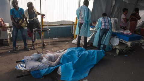Sube a 62 la cifra de muertos por explosión camión que transportaba gasolina en Haití