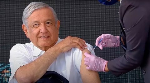 AMLO es vacunado contra la COVID-19 con la dosis de refuerzo de AstraZeneca.