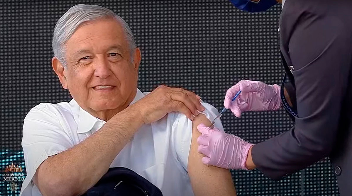 AMLO receives vaccine against COVID-19 from AstraZeneca and starts the booster application for older adults