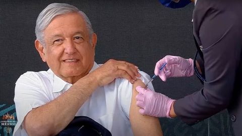 AMLO es vacunado contra la COVID-19 con la dosis de refuerzo de AstraZeneca.