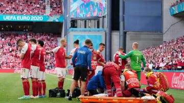 El médico que atendió y salvó la vida de Christian Eriksen fue herido por un petardo lanzado en el estadio.