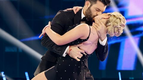 El beso entre Adrián Di Monte y Sandra Itzel