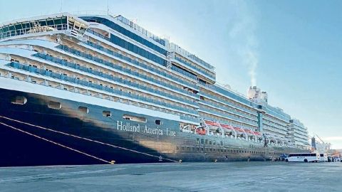 México recibe en puerto de Sonora a crucero con viajeros contagiados de COVID-19