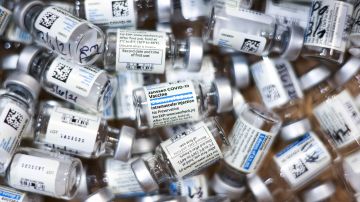 Autoridades de salud evalúan restricciones para vacuna J&J ante casos de coágulos de sangre mortales