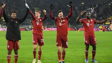 El presidente del Bayern considera que Robert Lewandowski es el mejor delantero del mundo.