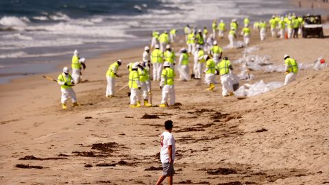 Cargos criminales contra tres empresas responsables de derrame de crudo en el Océano Pacífico