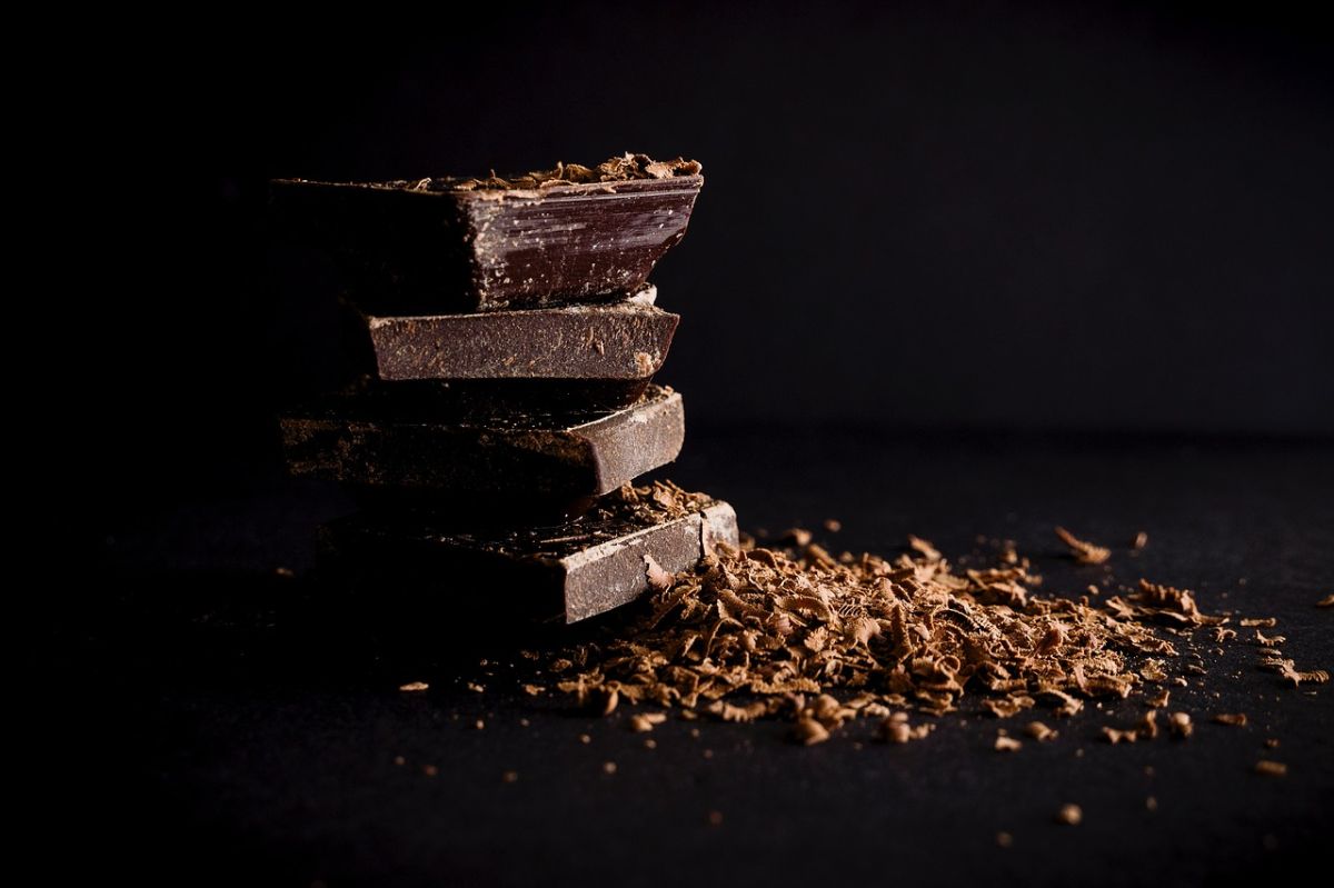 El chocolate puede mejorar los estados emocionales negativos a través del eje intestino-cerebro.
