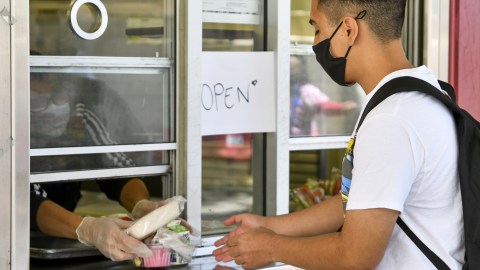 Se hizo un llamado para que los estudiantes aprovechen los recursos de comida en la escuala. / getty.