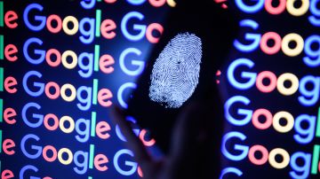 Cómo te alerta Google de que alguien te está espiando en un teléfono Android