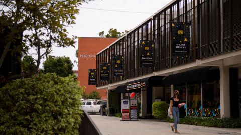 Cómo una profesora de Long Beach ayudó a conseguir fondos para servicios para personas sin hogar