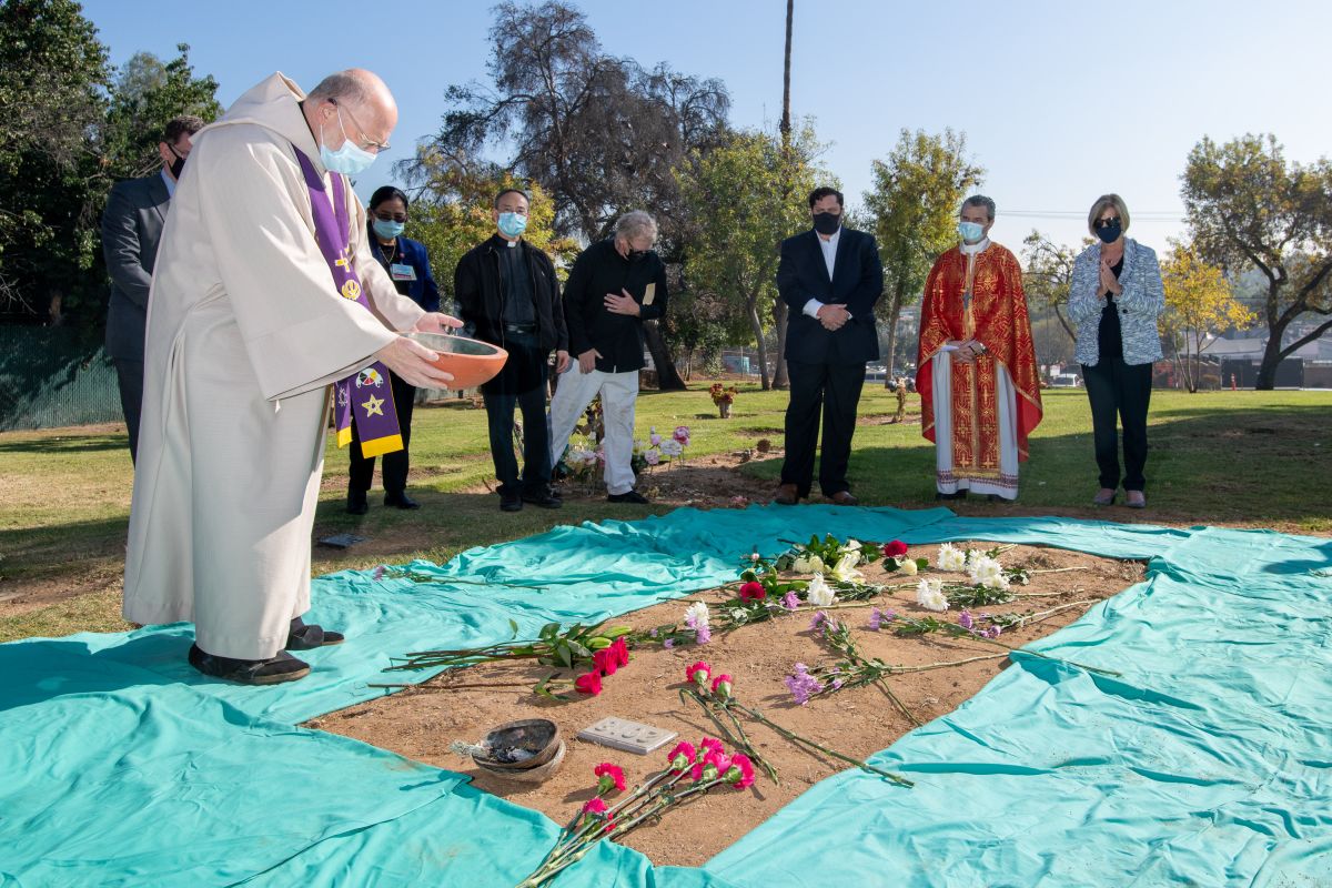 Dan digna sepultura a los angelinos, cuyos restos no fueron reclamados. (Bryan Chan / Los Angeles County)