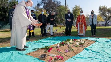 Dan digna sepultura a los angelinos, cuyos restos no fueron reclamados. (Bryan Chan / Los Angeles County)
