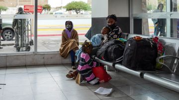 Muchos migrantes no tienen donde pasar la noche en Tijuana.