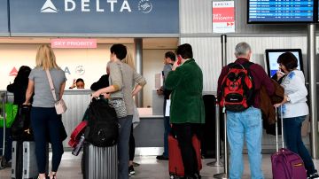 Delta y Alaska Air cancelan cientos de vuelos debido al mal tiempo y casos Ómicron