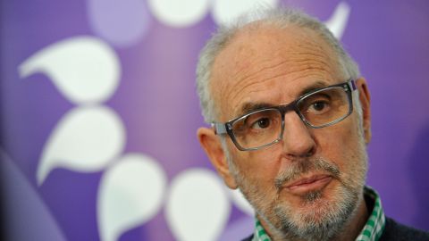 Dr. Muerte trabaja implante corporal que lo matará si se olvida de desactivarlo una vez al día
