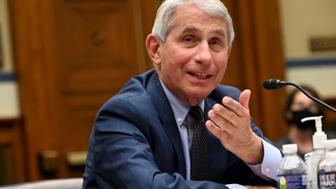 EE.UU. podría reducir cuarentena de 10 días a infectados por Ómicron para los vacunados, dice Fauci