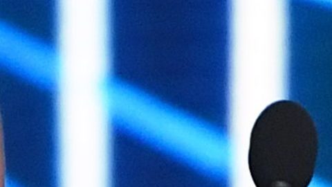 Eva Longoria derrocha sensualidad con un look translúcido.