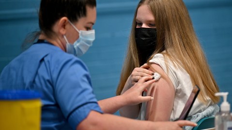 FDA autorizó refuerzos de Pfizer-BioNTech para jóvenes de 16 y 17 años