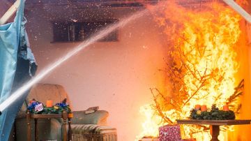 Incendio que comenzó con árbol de Navidad mató a padre y sus dos hijos en Pensilvania, según investigación