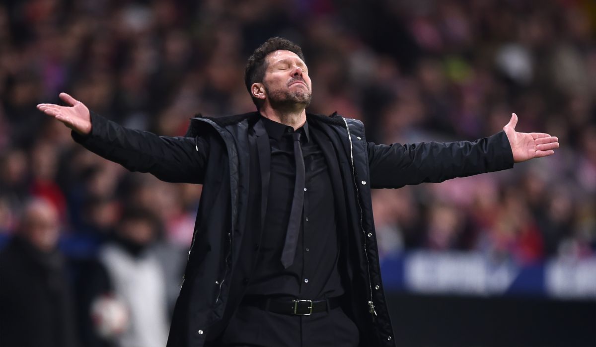 Between garbage and beer: Manchester United will open an investigation against the aggressors who threw bottles and drinks at Simeone [Video]