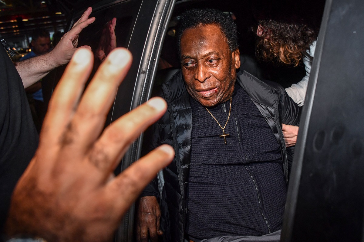 Pelé celebrates the last chemotherapy session of the year, a “small victory”