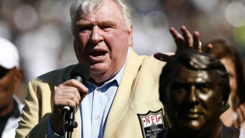 John Madden durante un tributo por su ingreso al Salón de la Fama en un juego de sus amados Raiders en 2006.