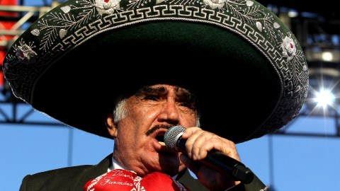Vicente Fernández en un acto en su honor en 2019,