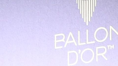 Lionel Messi (d) junto a su familia en la gala del Balón de Oro 2021.