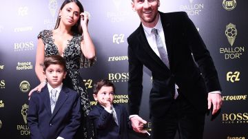 Lionel Messi (d) junto a su familia en la gala del Balón de Oro 2021.