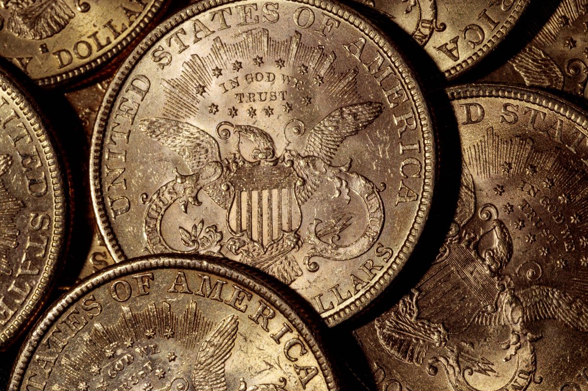 El dólar se aprecia ante su par mexicano y cotiza este lunes hasta 10 centavos por arriba.