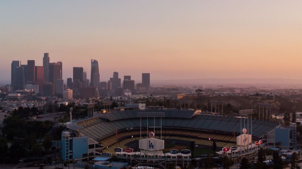 Vista aérea del centro de Los Ángeles con Dodger Stadium en primer plano.