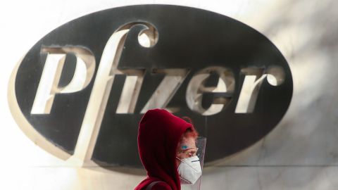 EE.UU. compra 10 millones de tratamientos de la pastilla contra la COVID-19 de Pfizer