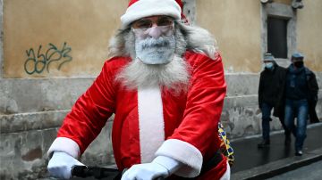 VIDEO: Repartidor disfrazado de Santa Claus detiene a asaltante en Argentina