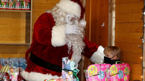 VIDEO: Niño recibe carbón de Santa Claus; su reacción cautiva en redes y dice que será para la “carnita” asada