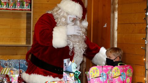 VIDEO: Niño recibe carbón de Santa Claus; su reacción cautiva en redes y dice que será para la “carnita” asada