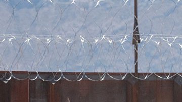 Migrantes buscan cruzar la frontera en Texas.