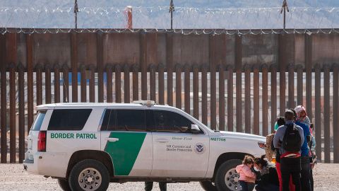 Migrantes buscan cruzar la frontera en Texas.