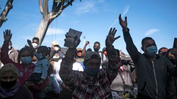 Migrantes protestan ante cuartel militar en Tijuana tras amenazas de cártel