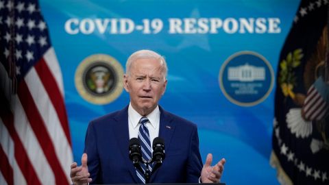 Tras el primer caso de la viariante Ómicron en EE.UU., el presidente Biden aumenta su estrategia contra la pandemia.