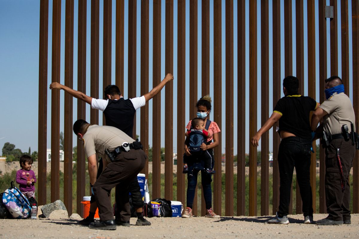Agentes de CBP registran a migrantes colombianos en Yuma, Arizona.