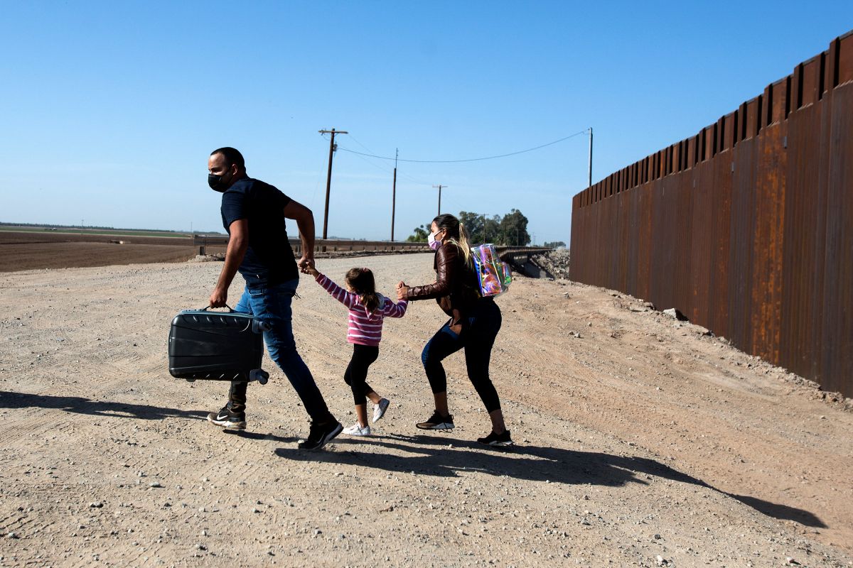 Activistas pro inmigrantes le exigen a Biden tomar acciones 