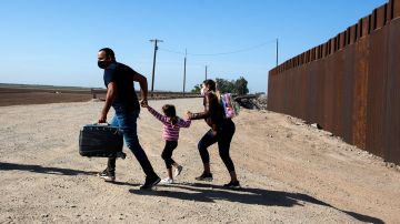Migrantes entran a EE.UU. por Yuma
