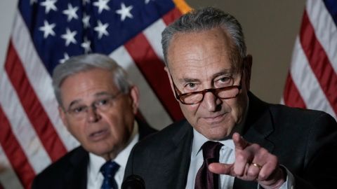 El líder de la mayoría en el Senado, Chuck Schumer (derecha), y el senador Bob Menéndez.